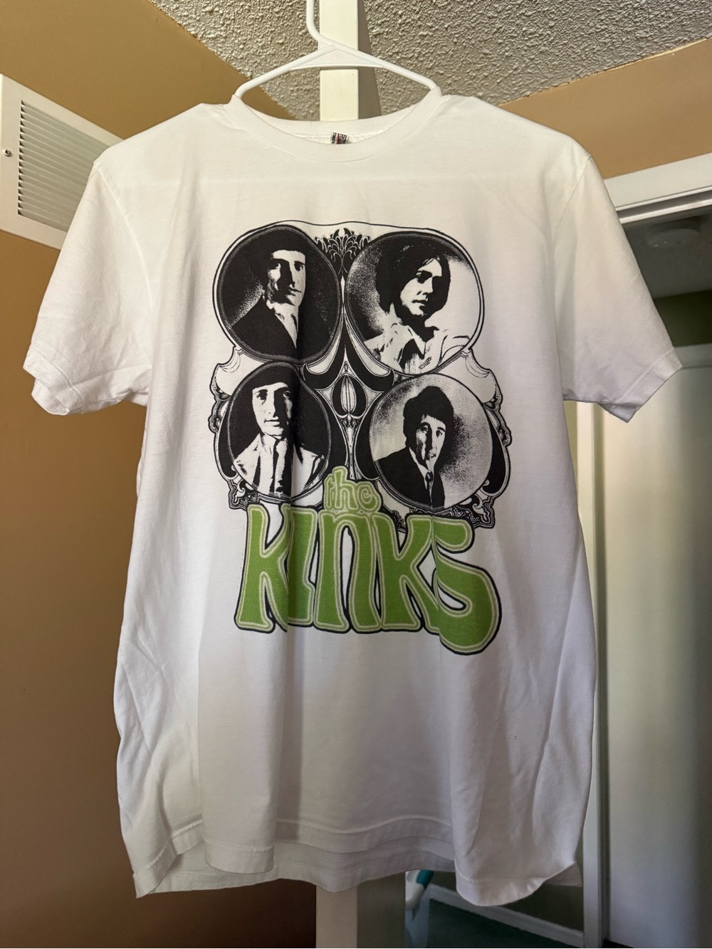 The Kinks Band Tee in White & Green Size Medium